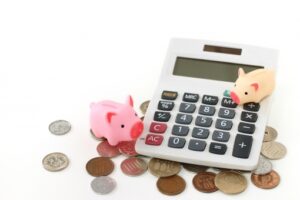 豚の貯金箱とお金と電卓