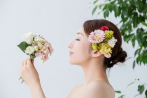 花束を持つ女性の横顔