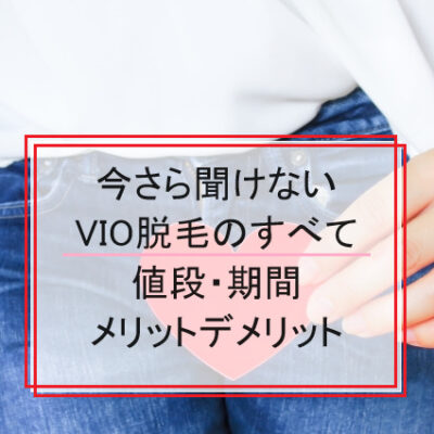 赤いハートを持つ女性の手